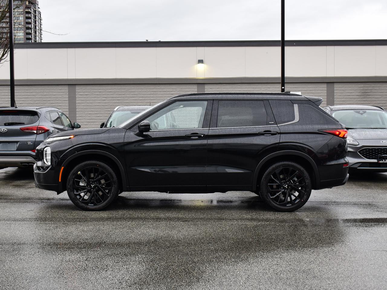 New 2024 Mitsubishi Outlander Noir - Black Alloy Wheels, Black Roof & Grille for sale in Coquitlam, BC