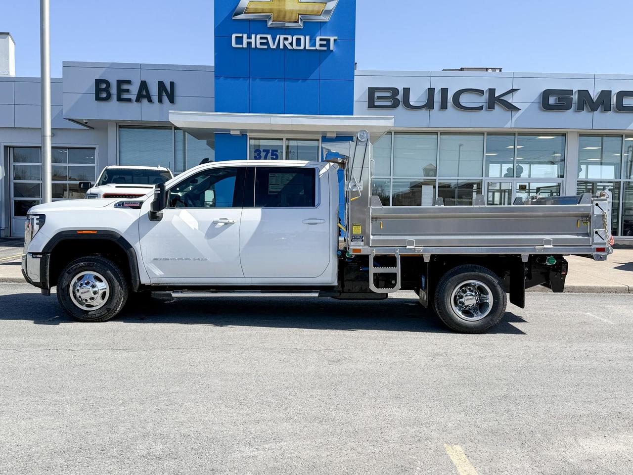 2025 GMC Sierra 3500 HD Chassis SLE DURAMAX 6.6L WITH REMOTE START/ENTRY, HEATED SEATS, HEATED STEERING WHEEL, CRUISE CONTROL, APPLE CARPLAY AND ANDROID AUTO Photo5