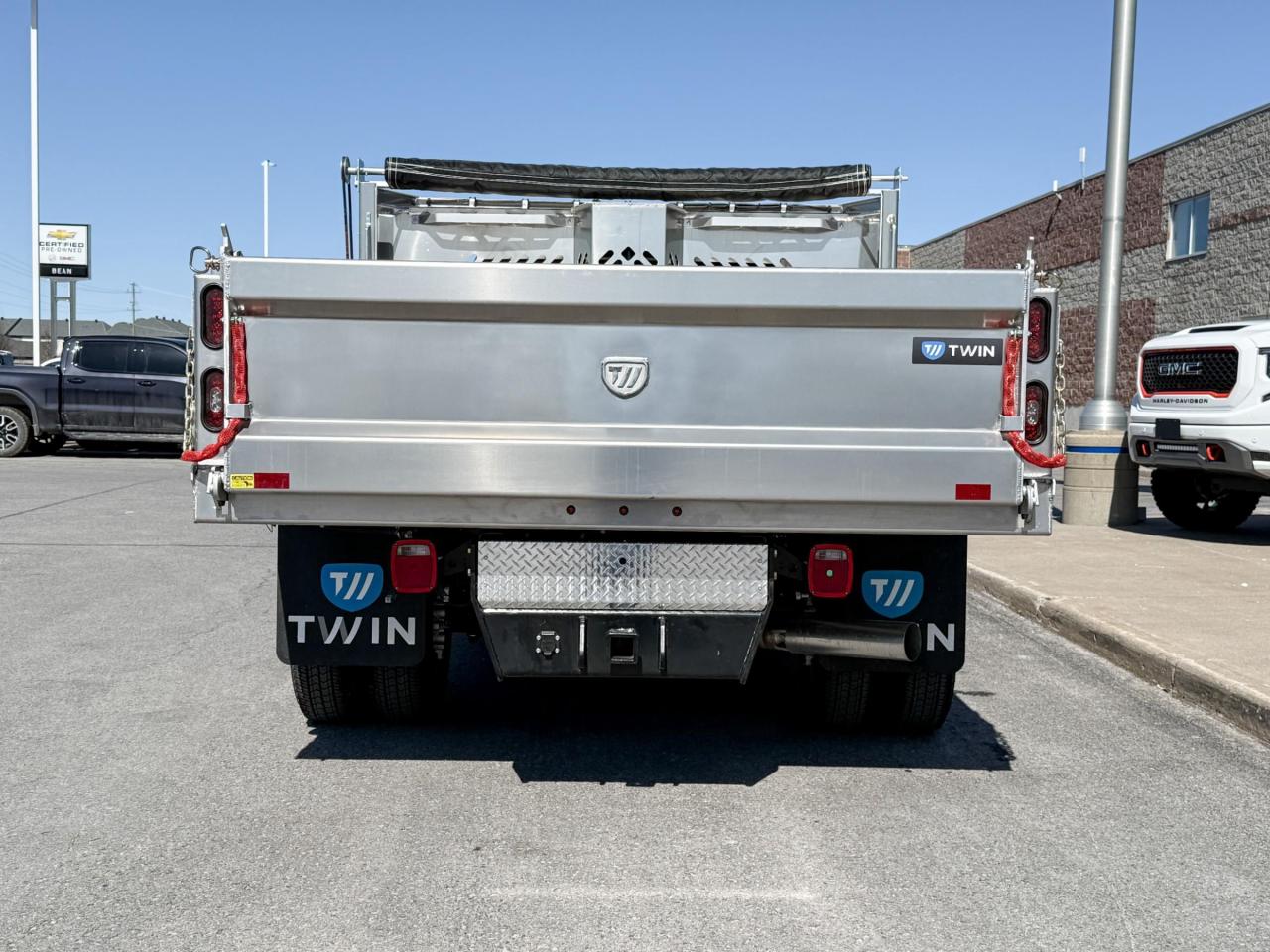 2025 GMC Sierra 3500 HD Chassis SLE DURAMAX 6.6L WITH REMOTE START/ENTRY, HEATED SEATS, HEATED STEERING WHEEL, CRUISE CONTROL, APPLE CARPLAY AND ANDROID AUTO Photo3