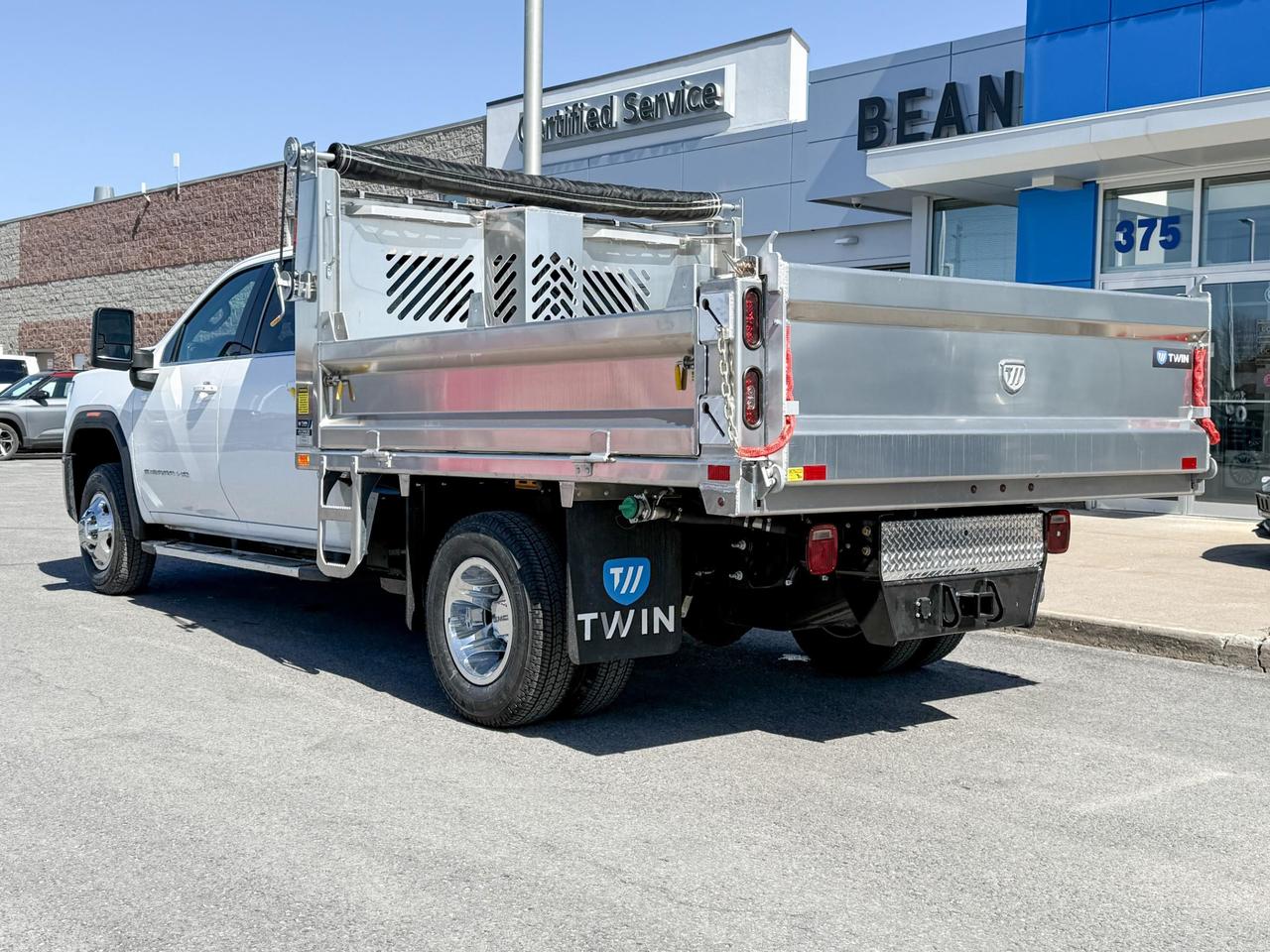 2025 GMC Sierra 3500 HD Chassis SLE DURAMAX 6.6L WITH REMOTE START/ENTRY, HEATED SEATS, HEATED STEERING WHEEL, CRUISE CONTROL, APPLE CARPLAY AND ANDROID AUTO Photo