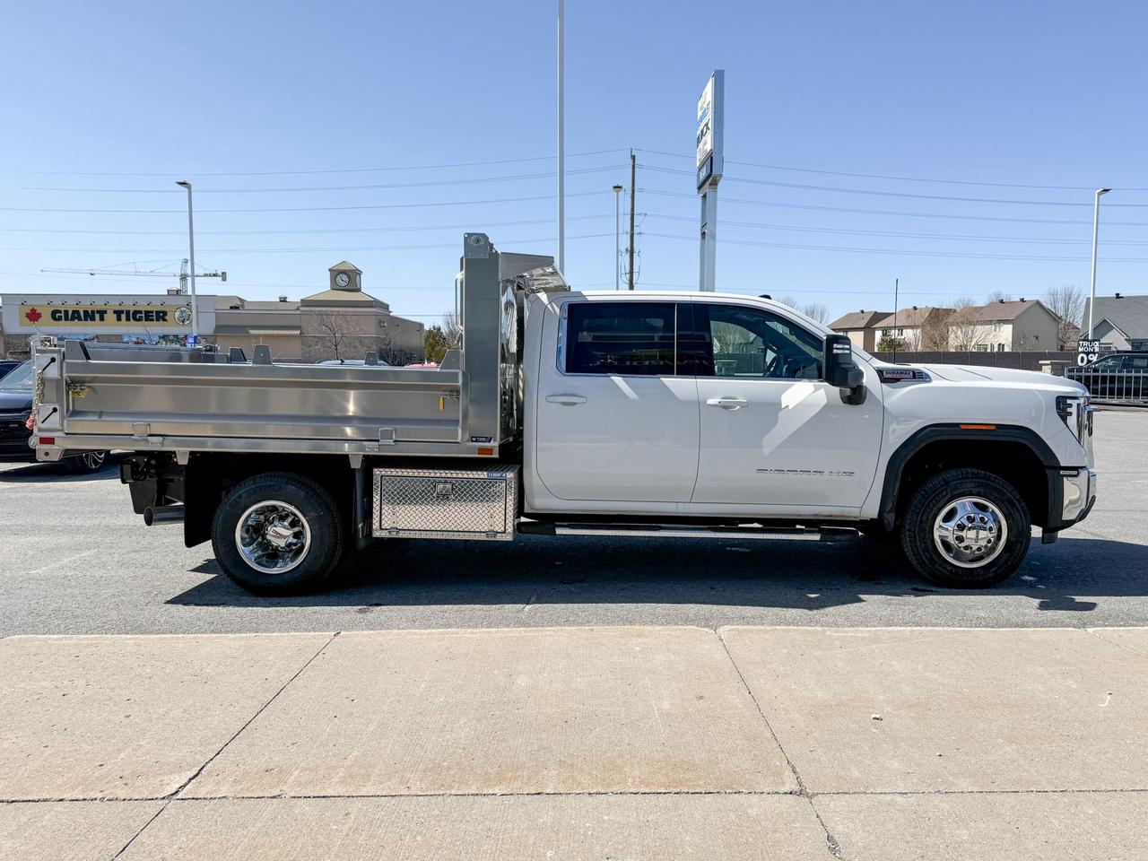 2025 GMC Sierra 3500 HD Chassis SLE DURAMAX 6.6L WITH REMOTE START/ENTRY, HEATED SEATS, HEATED STEERING WHEEL, CRUISE CONTROL, APPLE CARPLAY AND ANDROID AUTO Photo