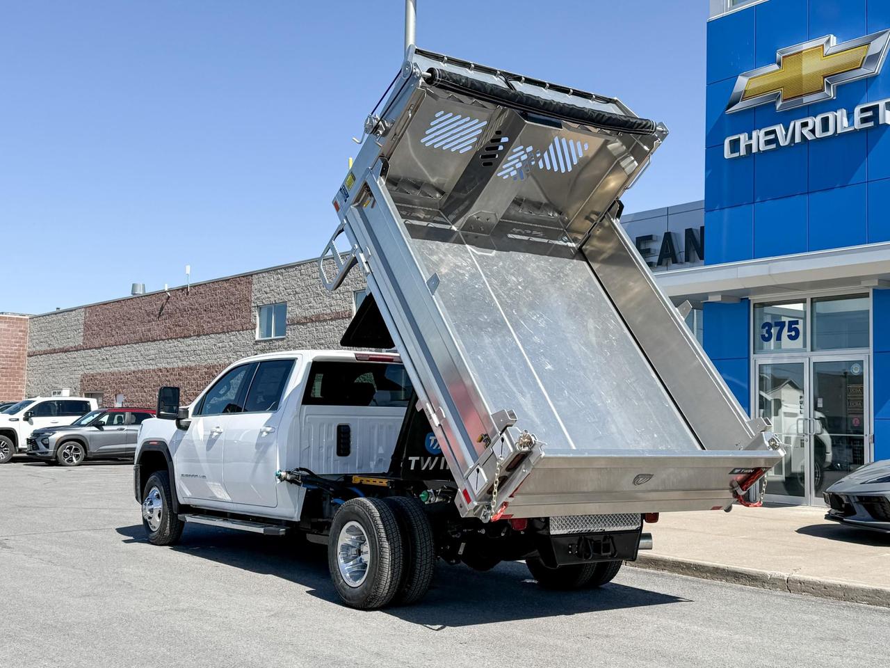 2025 GMC Sierra 3500 HD Chassis SLE DURAMAX 6.6L WITH REMOTE START/ENTRY, HEATED SEATS, HEATED STEERING WHEEL, CRUISE CONTROL, APPLE CARPLAY AND ANDROID AUTO Photo