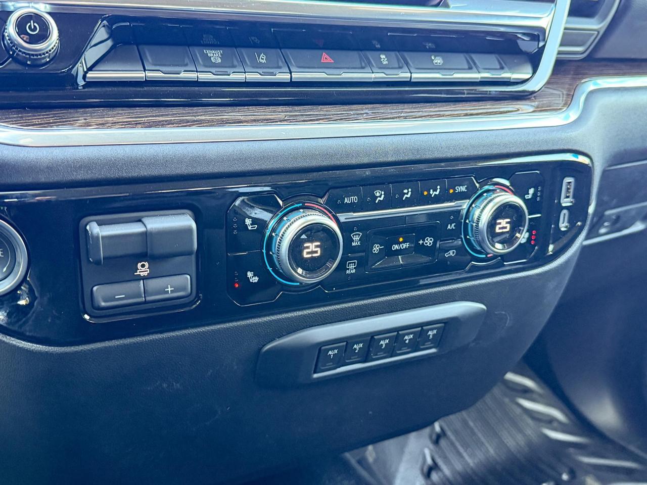 2025 GMC Sierra 3500 HD Chassis SLE DURAMAX 6.6L WITH REMOTE START/ENTRY, HEATED SEATS, HEATED STEERING WHEEL, CRUISE CONTROL, APPLE CARPLAY AND ANDROID AUTO Photo