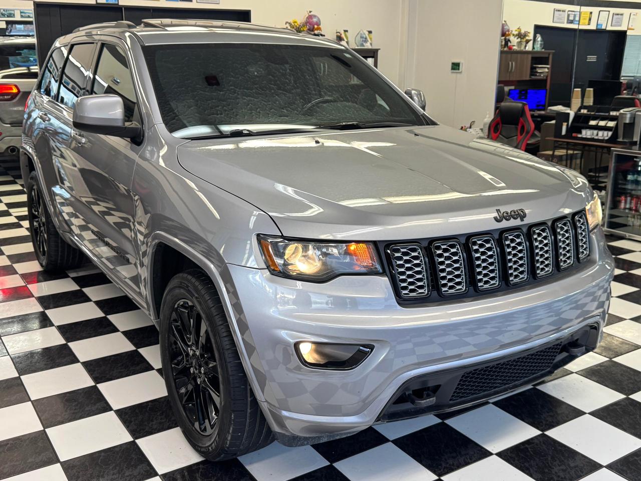 2018 Jeep Grand Cherokee Altitude IV 4x4+ApplePlay+Roof+GPS+SUPER CLEAN - Photo #9