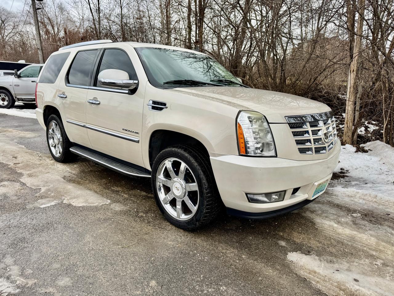 2010 Cadillac Escalade Luxury 4dr AWD - Photo #4