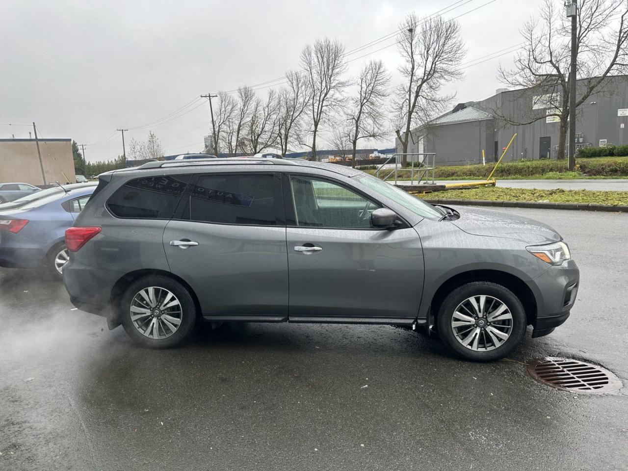 2020 Nissan Pathfinder SV 4WD Clean title - Photo #5
