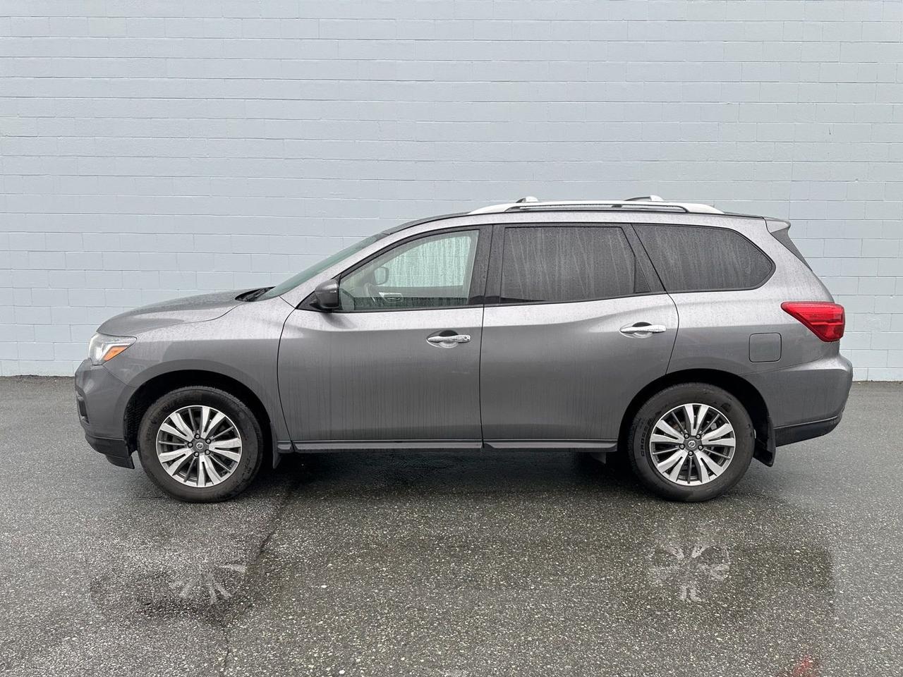 2020 Nissan Pathfinder SV 4WD Clean title Photo2
