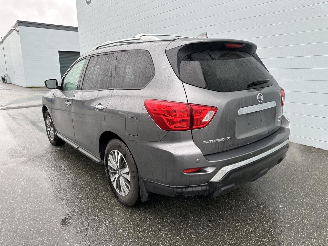 2020 Nissan Pathfinder SV 4WD Clean title Photo3