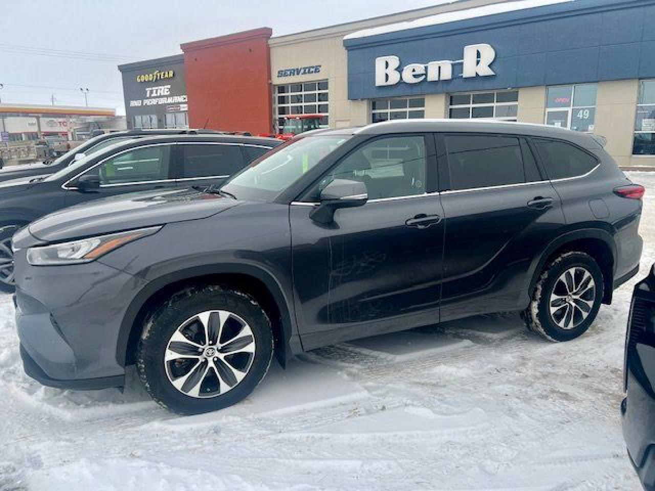 Used 2021 Toyota Highlander XLE for sale in Steinbach, MB