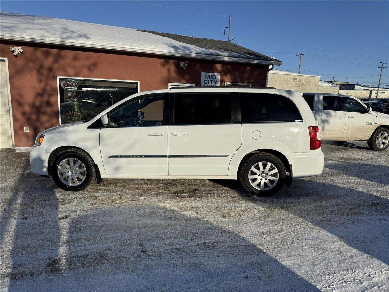 Used 2015 Chrysler Town & Country TOURING for sale in Saskatoon, SK