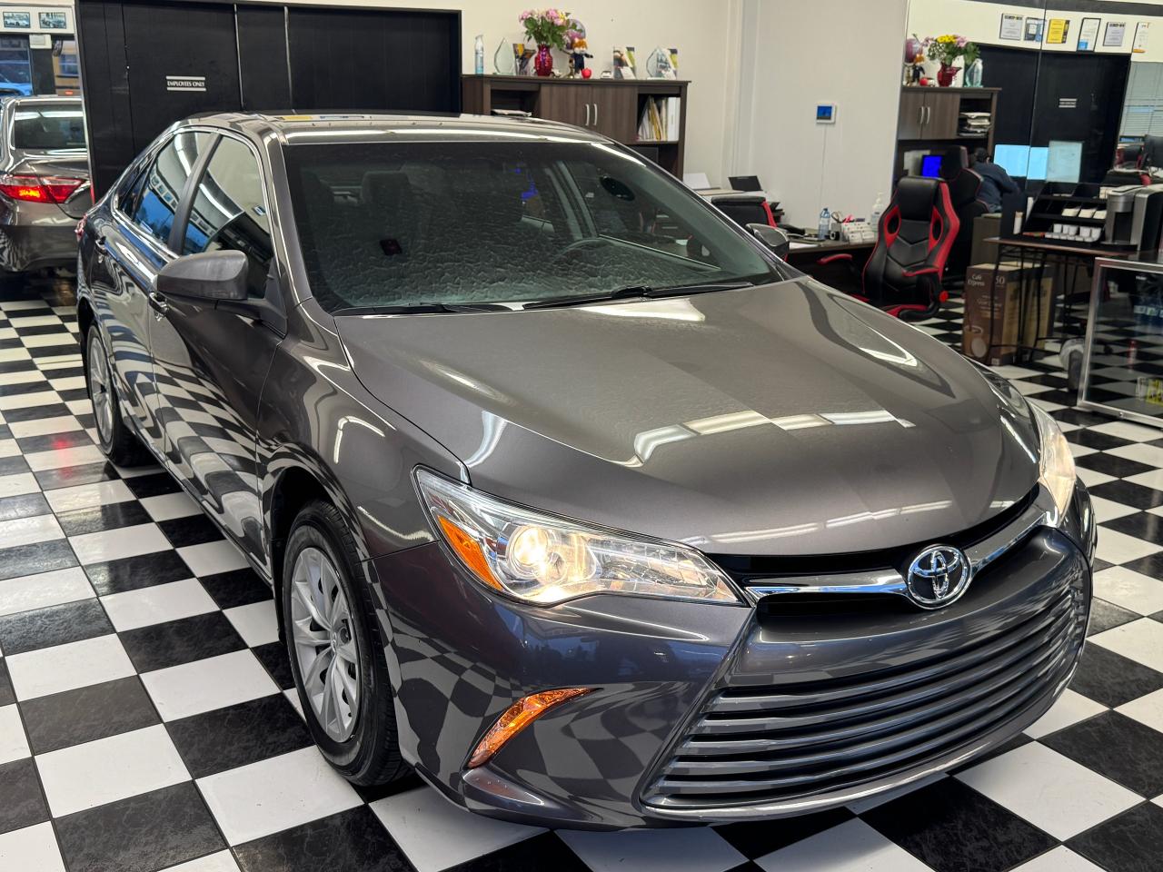 2017 Toyota Camry LE+New Tires+Brakes+Camera+Bluetooth+CLEAN CARFAX Photo8