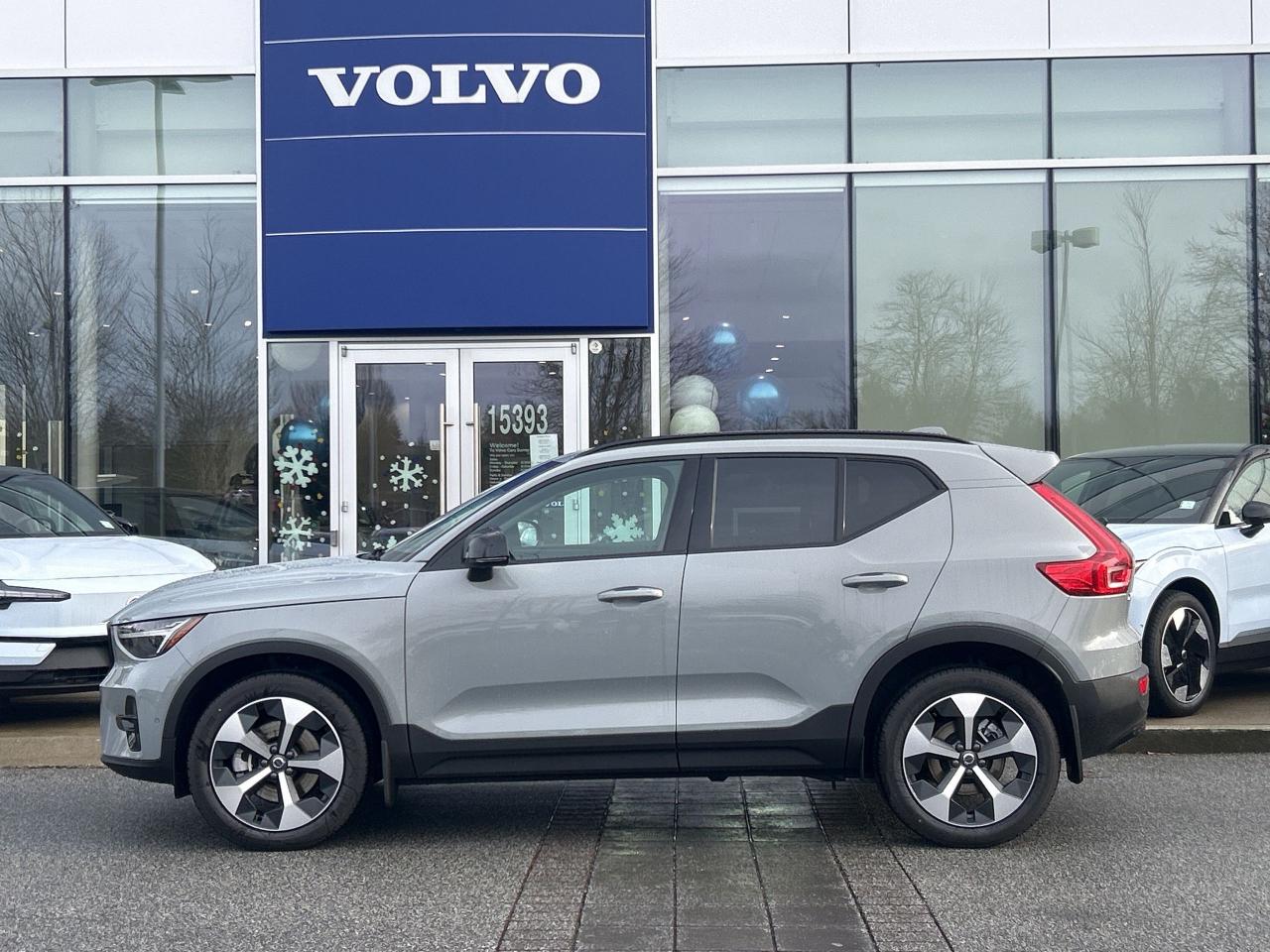 New 2025 Volvo XC40 B5 AWD Plus Dark Theme for sale in Surrey, BC