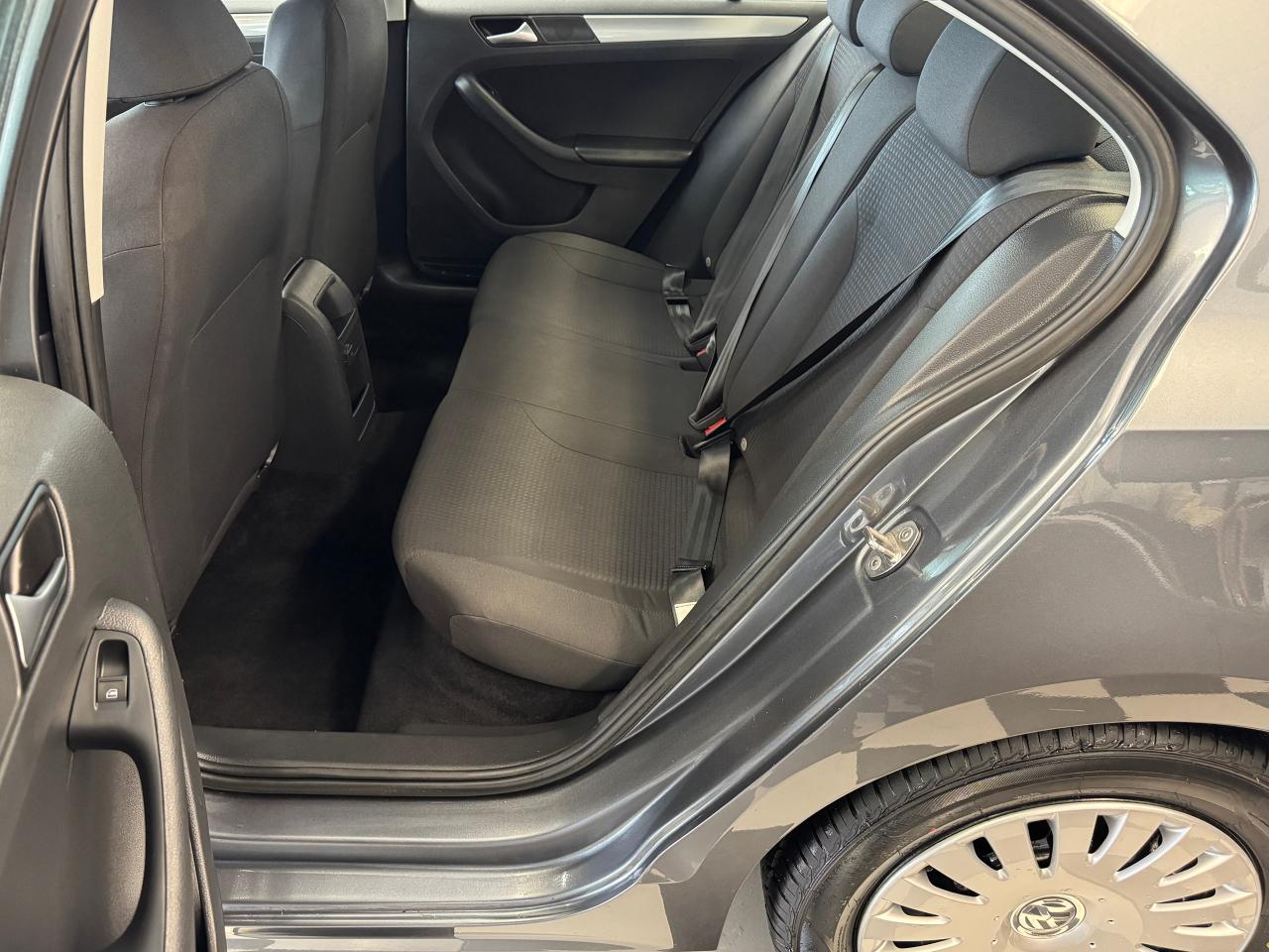 2017 Volkswagen Jetta Trendline+New Tires+Camera+ApplePlay+CLEAN CARFAX - Photo #24