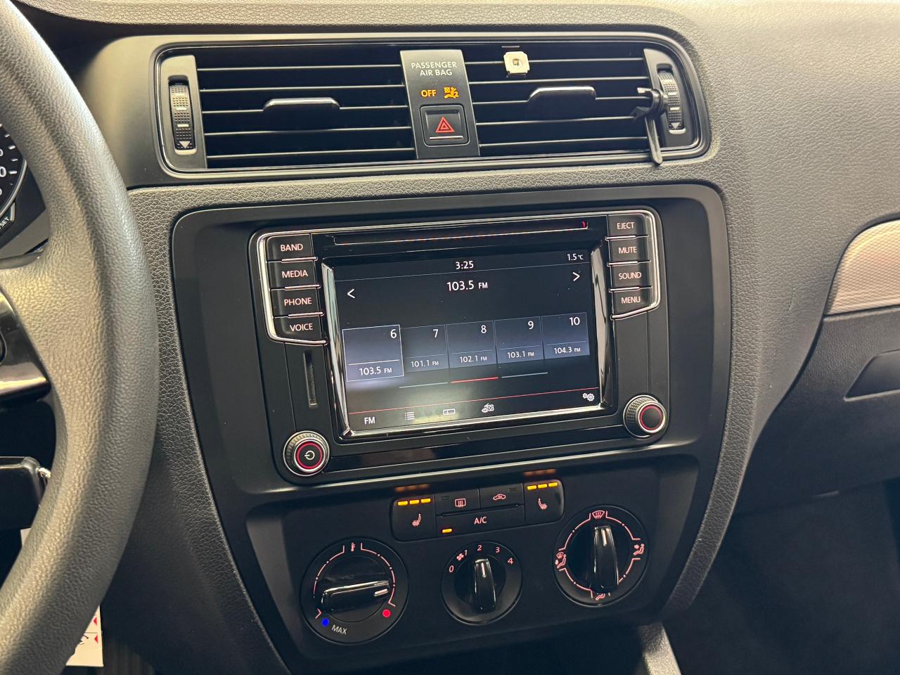 2017 Volkswagen Jetta Trendline+New Tires+Camera+ApplePlay+CLEAN CARFAX Photo12