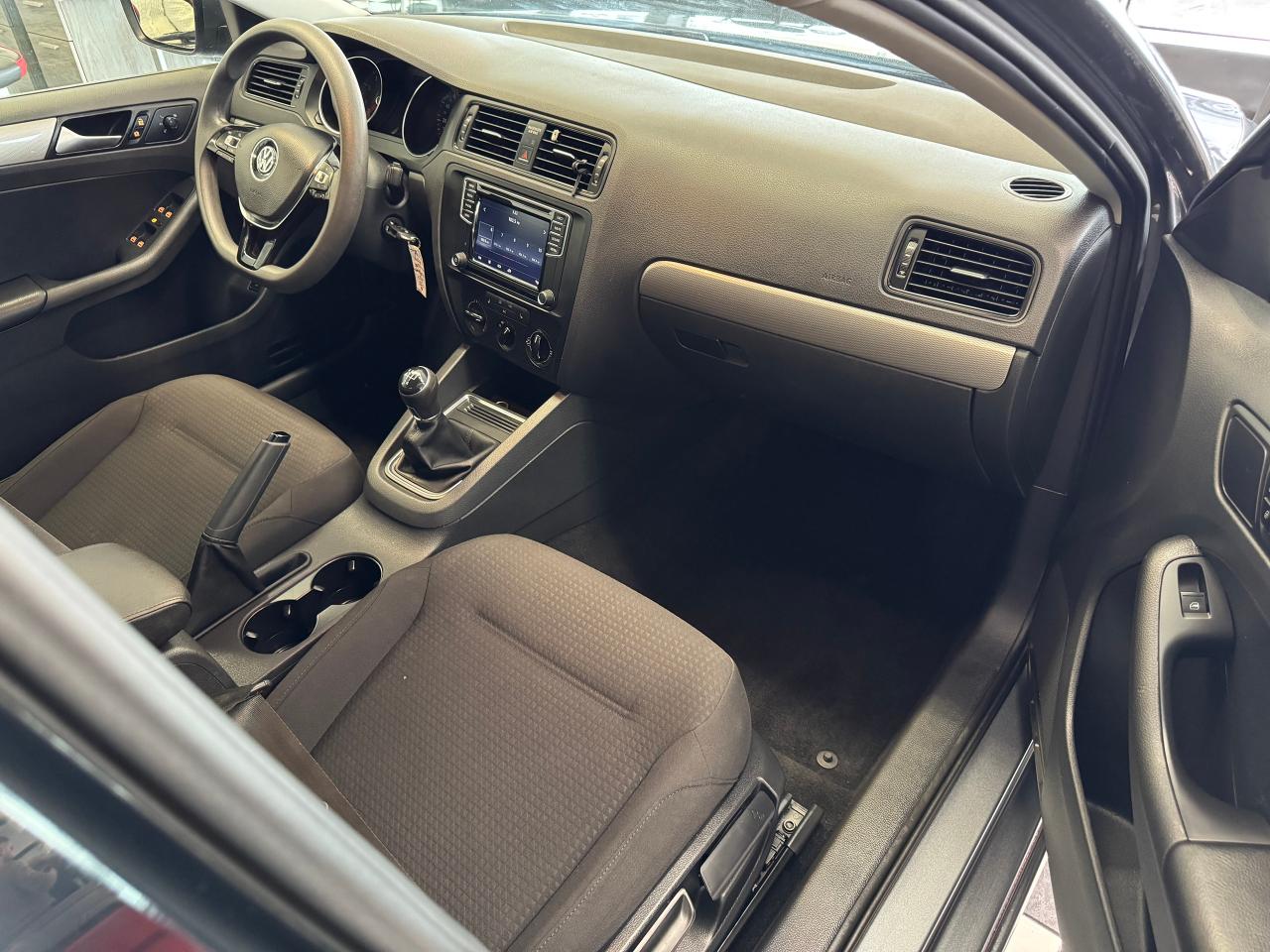 2017 Volkswagen Jetta Trendline+New Tires+Camera+ApplePlay+CLEAN CARFAX - Photo #21