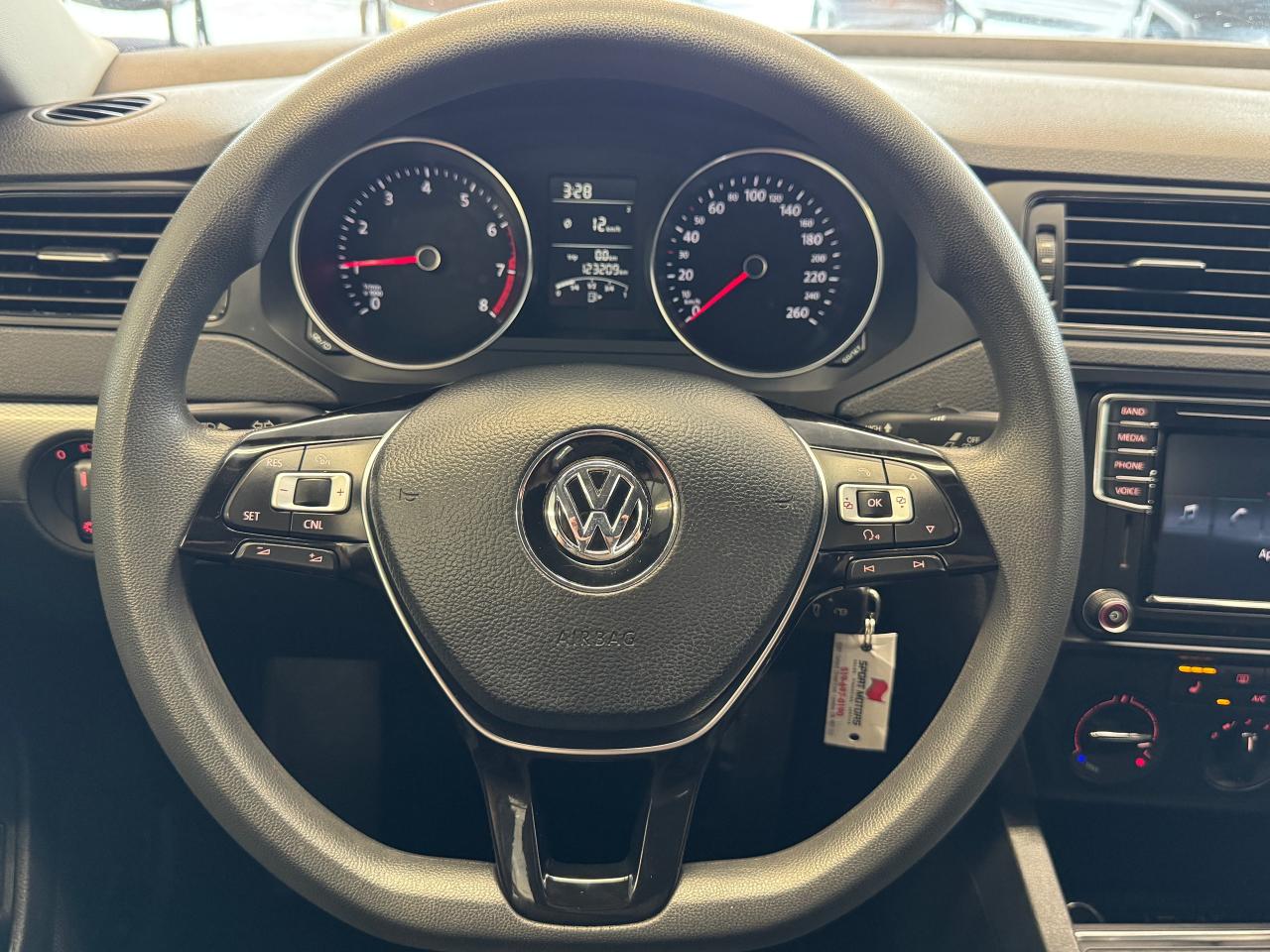 2017 Volkswagen Jetta Trendline+New Tires+Camera+ApplePlay+CLEAN CARFAX - Photo #11