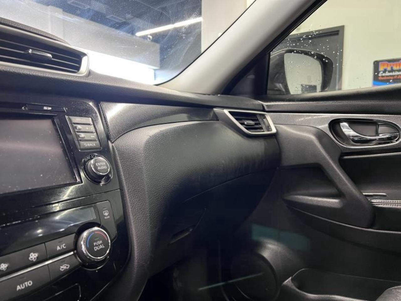 2015 Nissan Rogue SL Photo