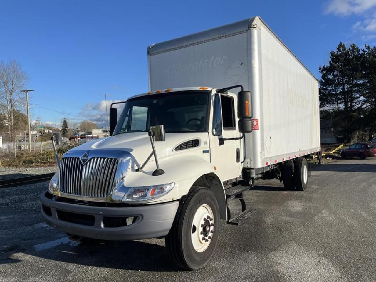 Used 2013 International 4300 24 Foot Cube Van Air Brakes Diesel Power Tail Gate for sale in Burnaby, BC