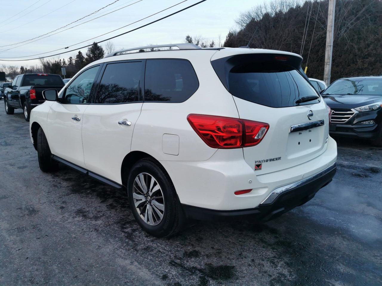 2017 Nissan Pathfinder SV 4WD - Photo #3