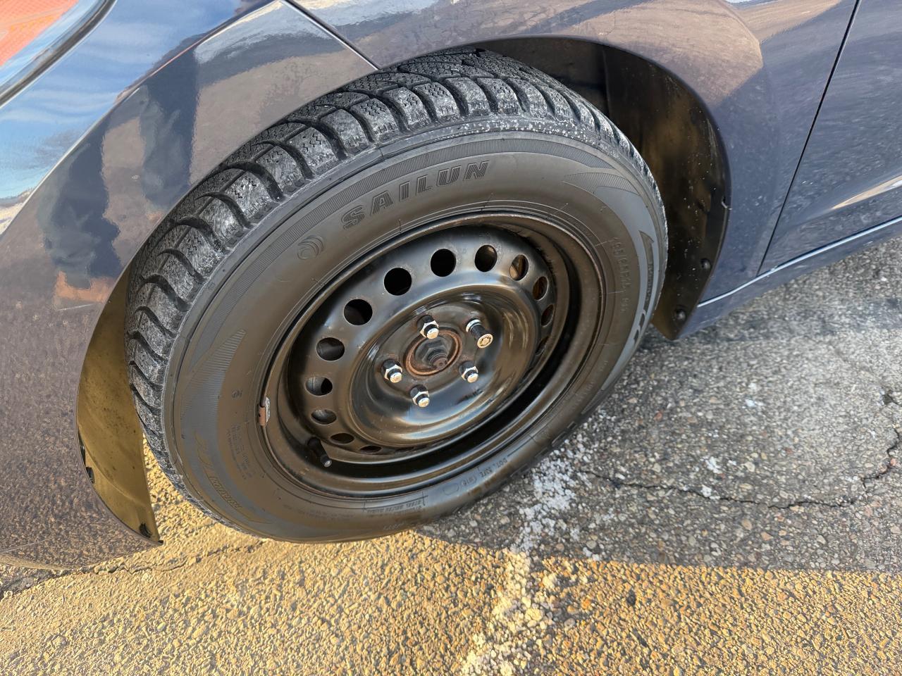 2017 Hyundai Elantra GLS original alloys with summer tires - Photo #18