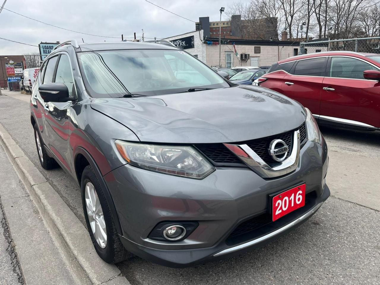 2016 Nissan Rogue SV - Sunroof - Navi -Backup Cam -  Heated Seats - Alloys