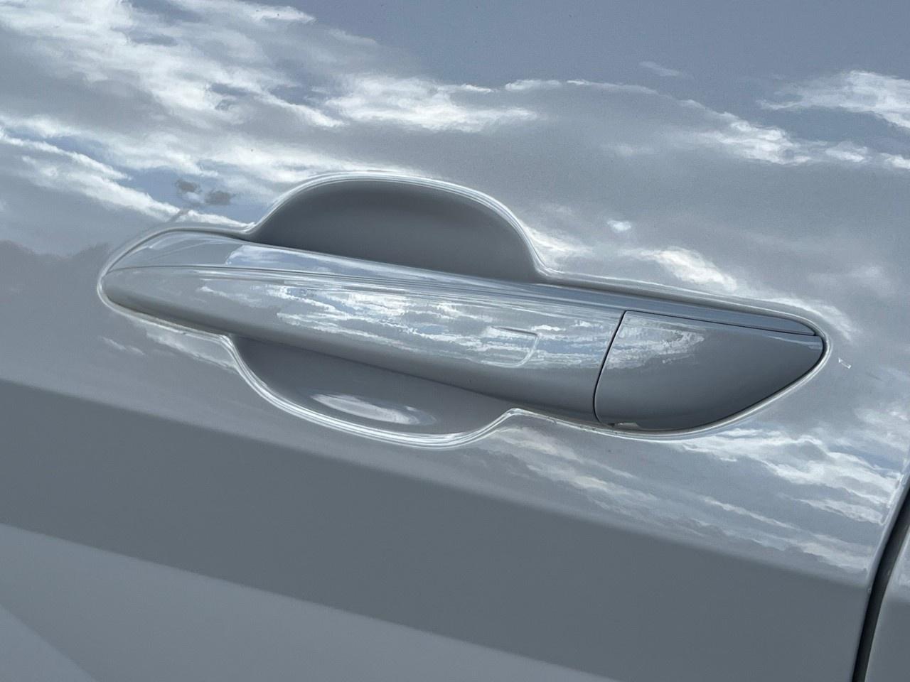 2025 Hyundai Elantra Luxury IVT Photo