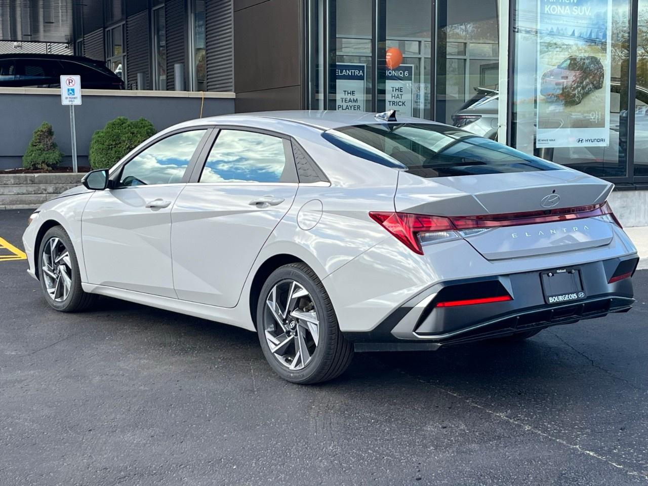 2025 Hyundai Elantra Luxury IVT Photo