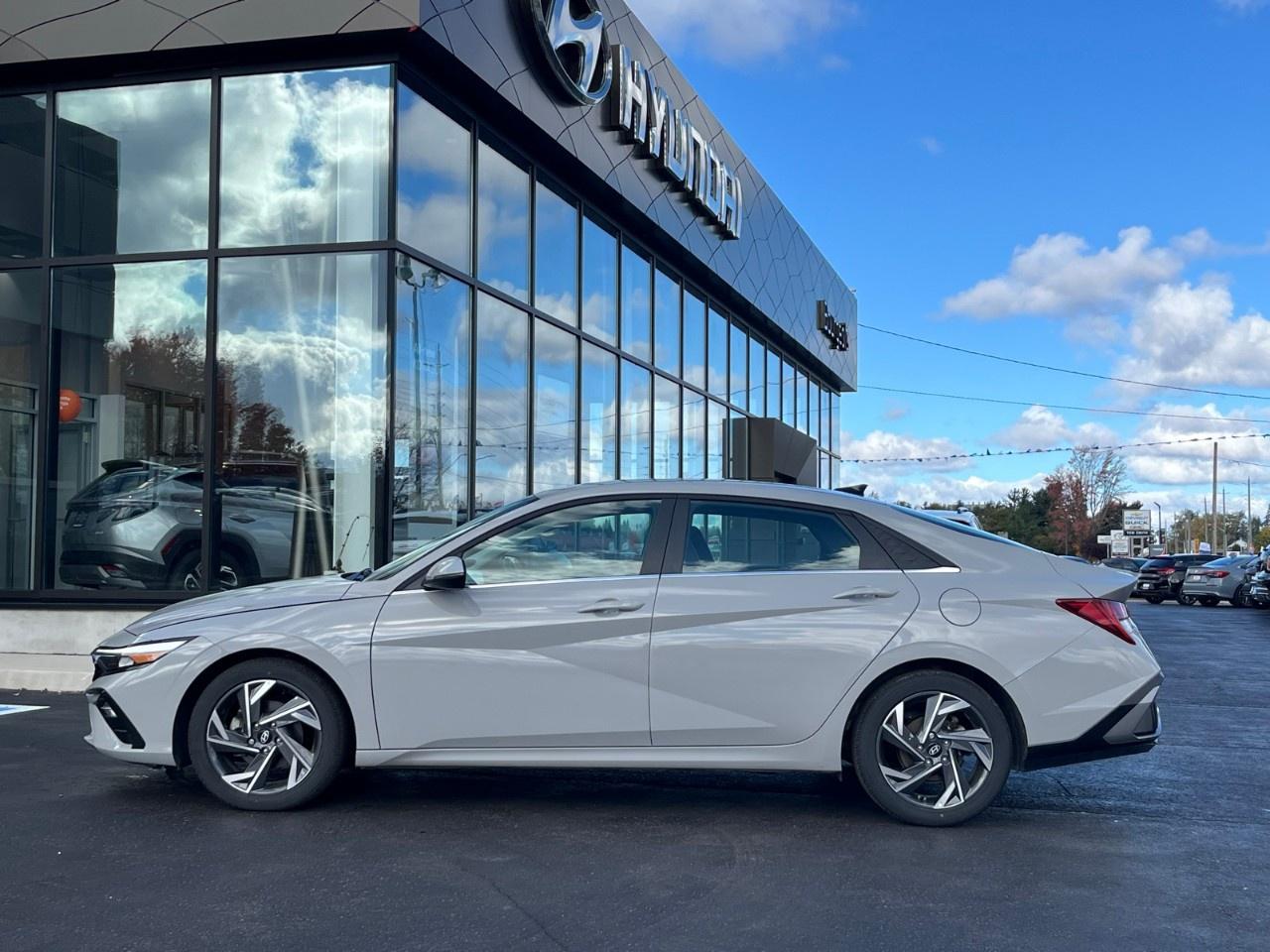 2025 Hyundai Elantra Luxury IVT Photo2