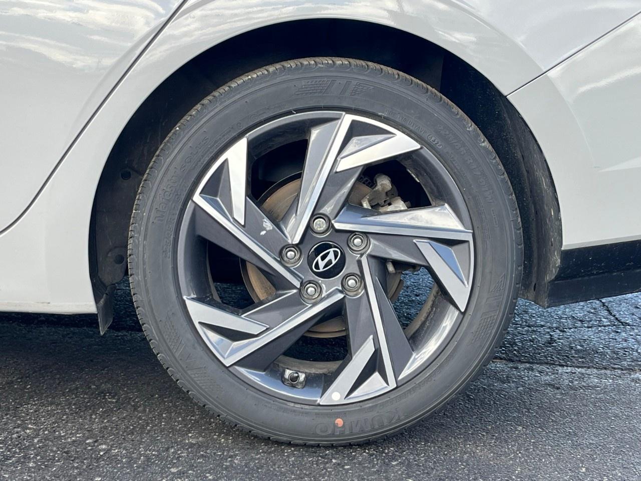 2025 Hyundai Elantra Luxury IVT Photo