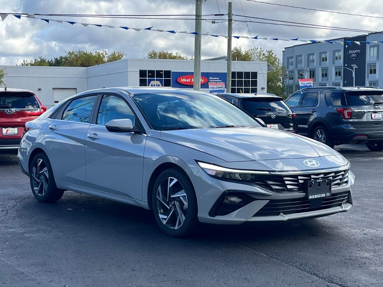 2025 Hyundai Elantra Luxury IVT Photo