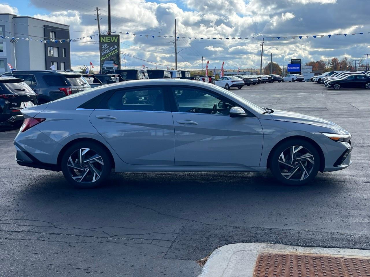 2025 Hyundai Elantra Luxury IVT Photo