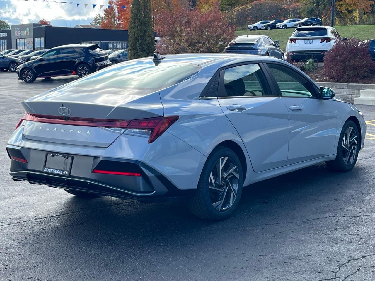 2025 Hyundai Elantra Luxury IVT Photo