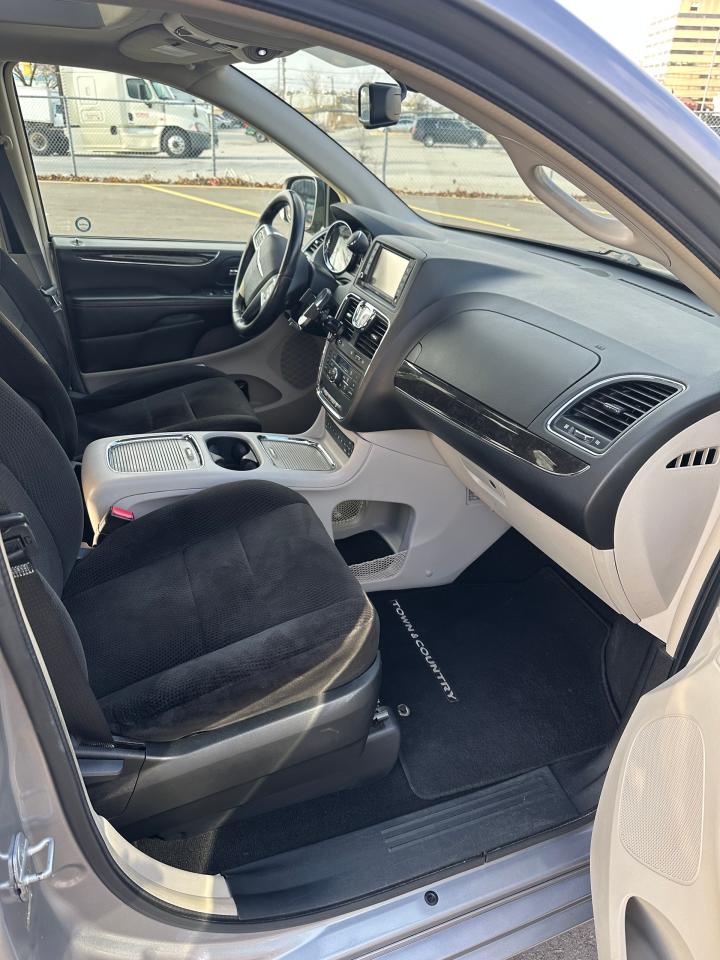 2013 Chrysler Town & Country TOURING Photo2