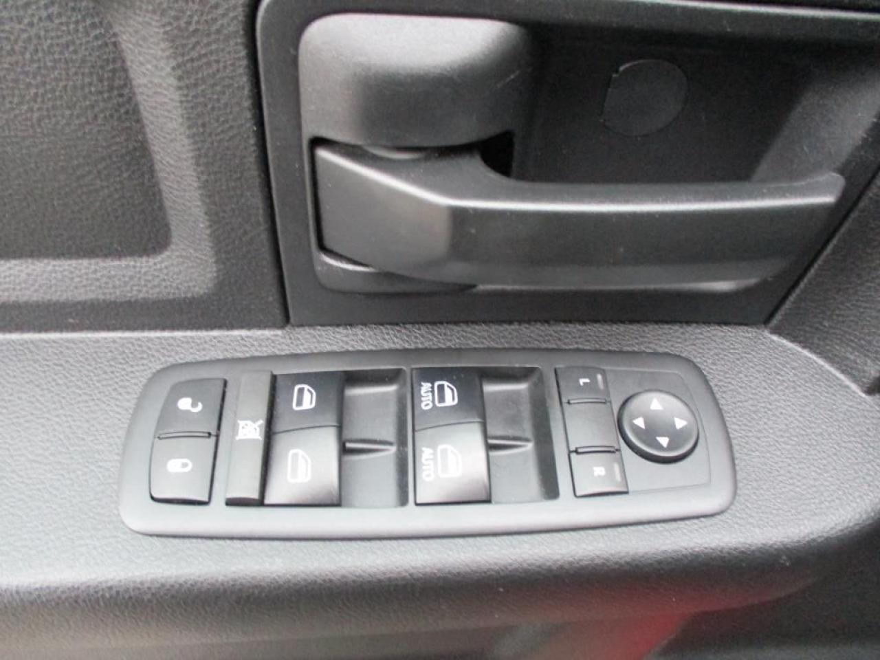 2017 RAM 1500 ST Crew Cab 4x4 Photo9