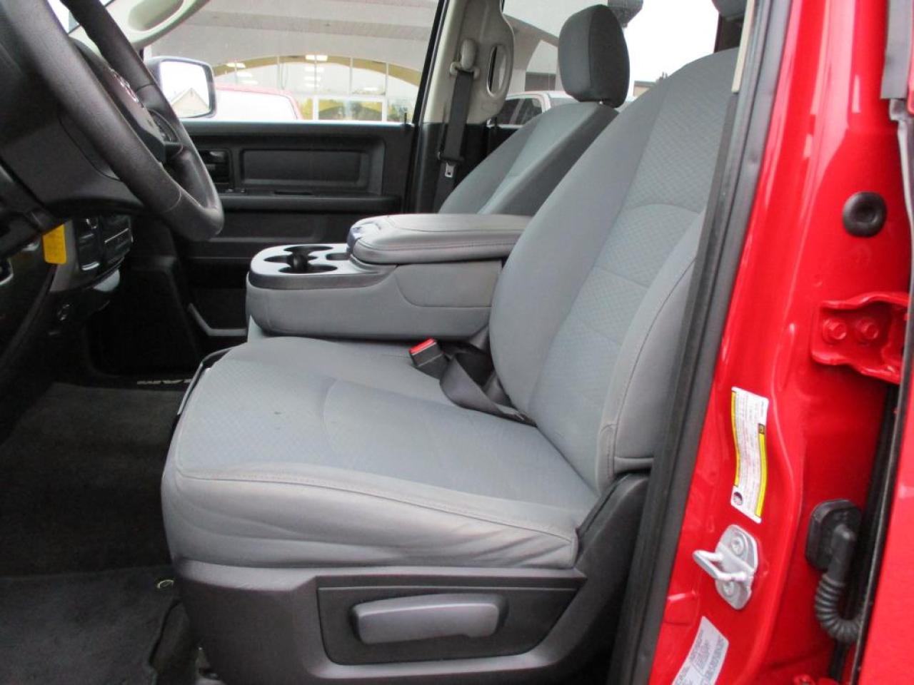 2017 RAM 1500 ST Crew Cab 4x4 Photo11