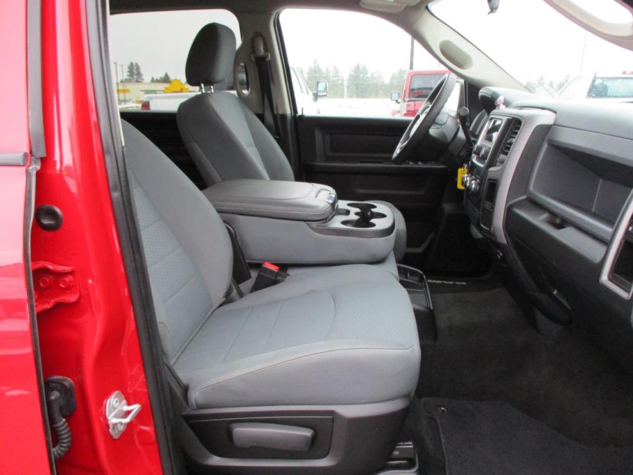 2017 RAM 1500 ST Crew Cab 4x4 Photo12