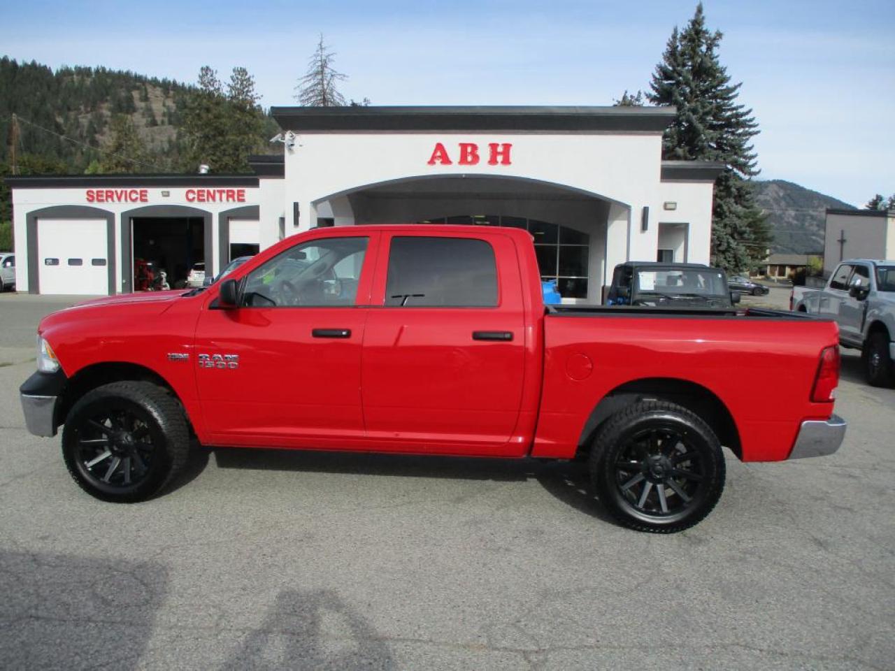 2017 RAM 1500 ST Crew Cab 4x4 Photo2