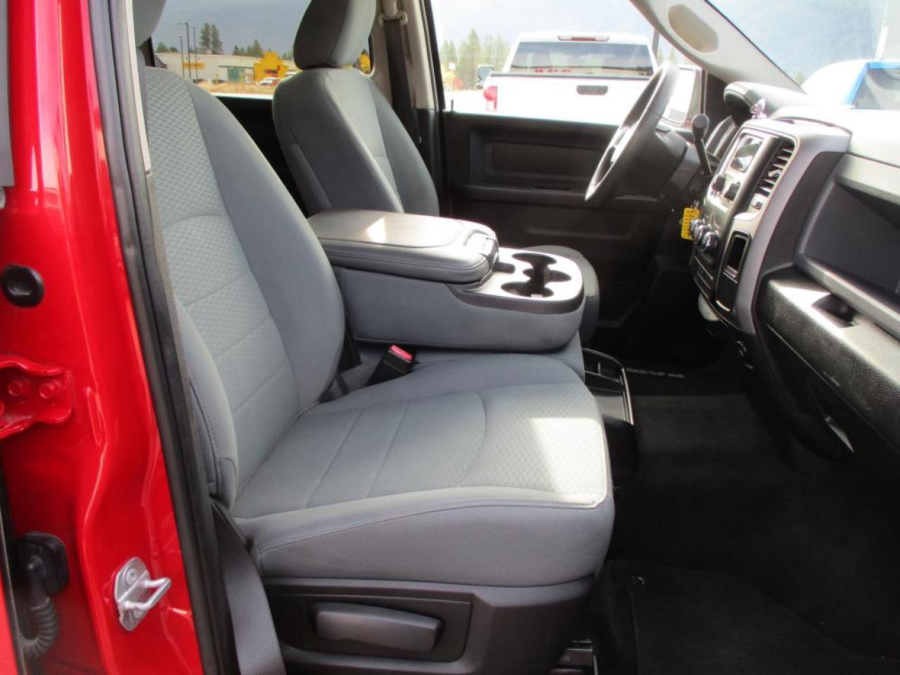 2017 RAM 1500 ST Crew Cab 4x4 Photo13