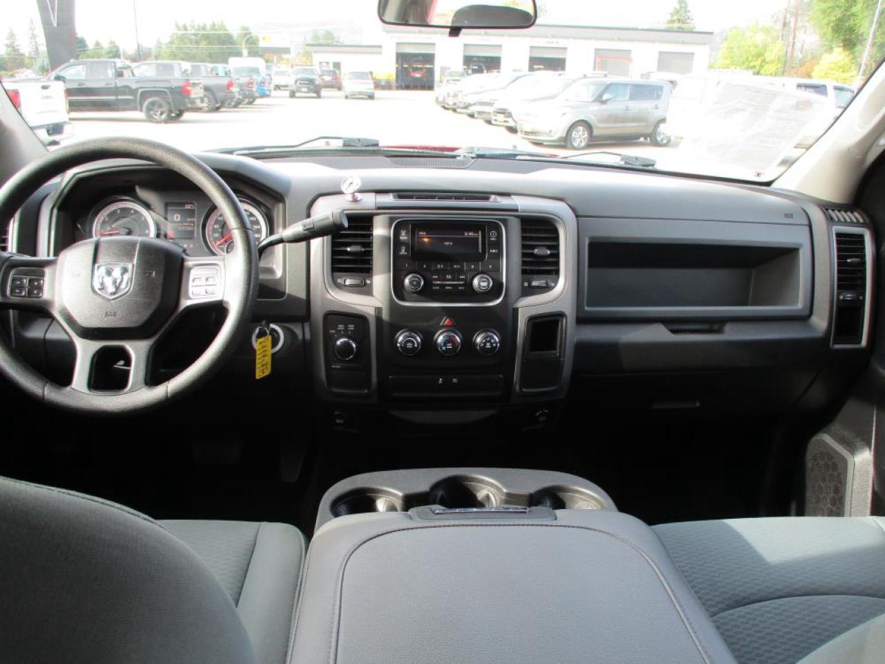 2017 RAM 1500 ST Crew Cab 4x4 Photo19