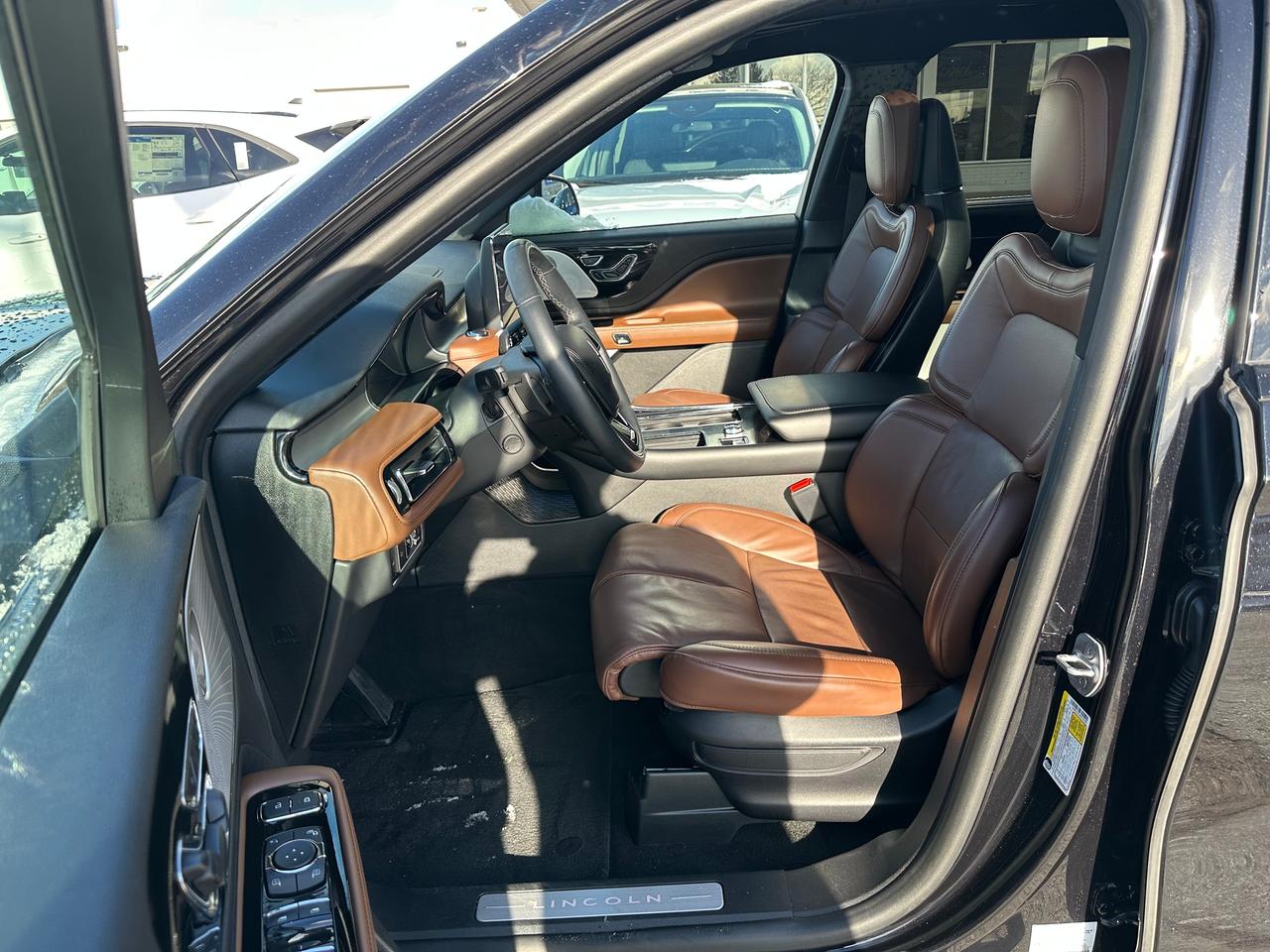 2023 Lincoln Aviator RESERVE MODEL | 6 PASS | AWD| LEATHER | PANO ROOF Photo