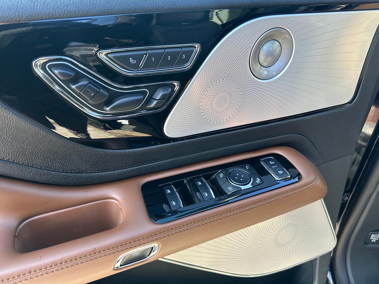 2023 Lincoln Aviator RESERVE MODEL | 6 PASS | AWD| LEATHER | PANO ROOF Photo