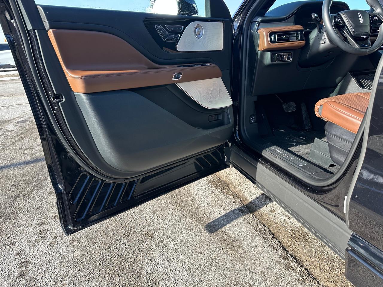 2023 Lincoln Aviator RESERVE MODEL | 6 PASS | AWD| LEATHER | PANO ROOF Photo