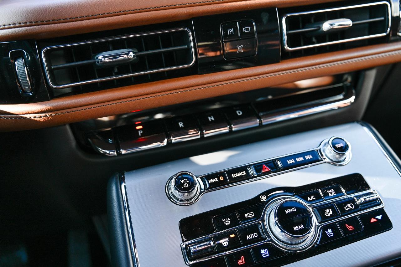 2023 Lincoln Aviator RESERVE MODEL | 6 PASS | AWD| LEATHER | PANO ROOF Photo