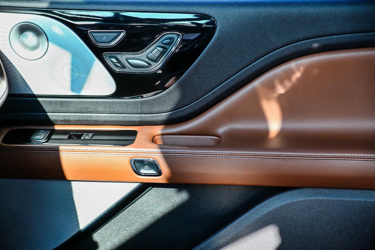 2023 Lincoln Aviator RESERVE MODEL | 6 PASS | AWD| LEATHER | PANO ROOF Photo