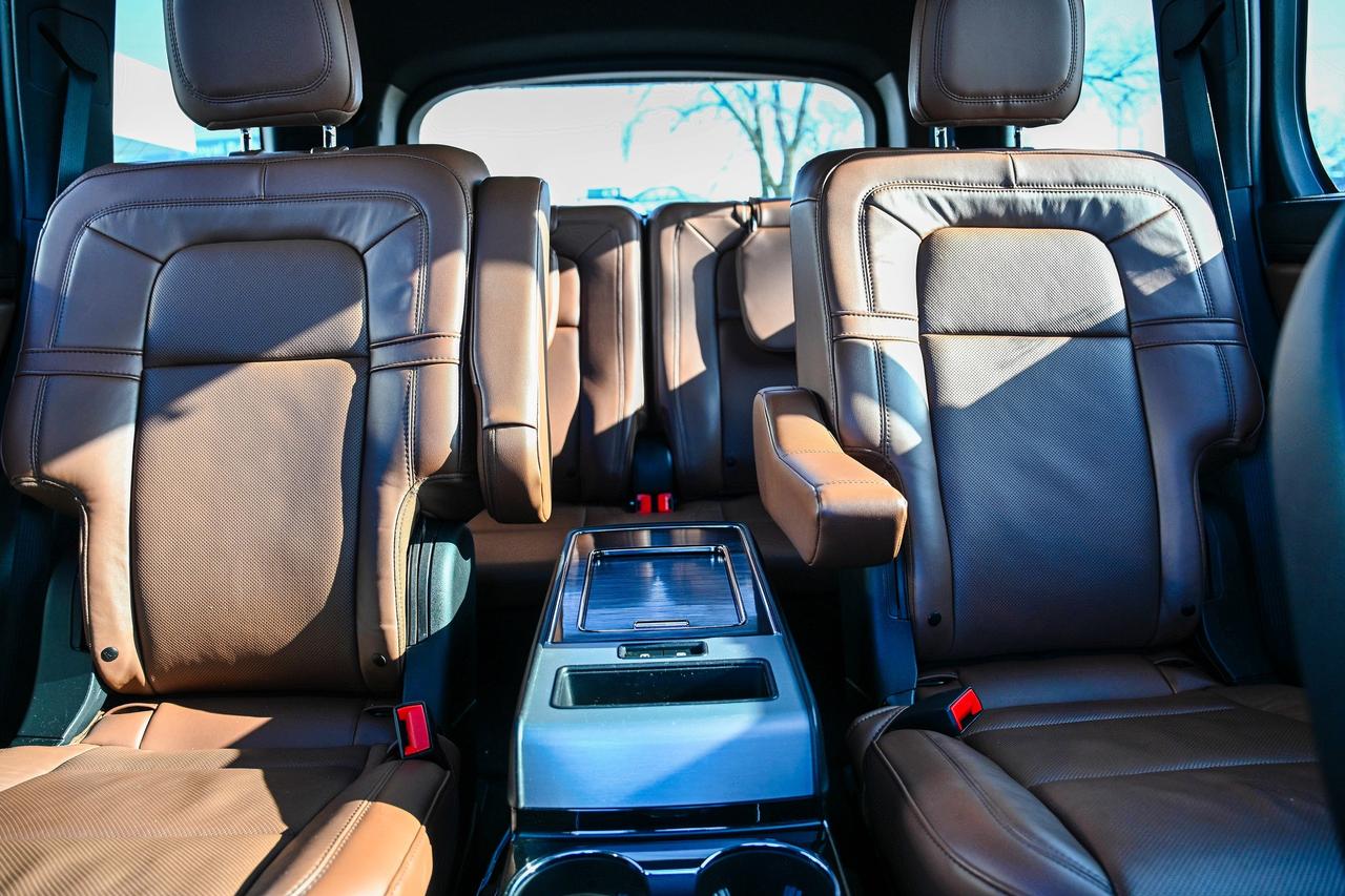 2023 Lincoln Aviator RESERVE MODEL | 6 PASS | AWD| LEATHER | PANO ROOF Photo