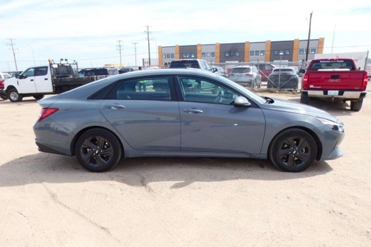 2022 Hyundai Elantra Preferred IVT w/Sun & Tech Pkg, Htd cloth, S/R,BUC - Photo #5