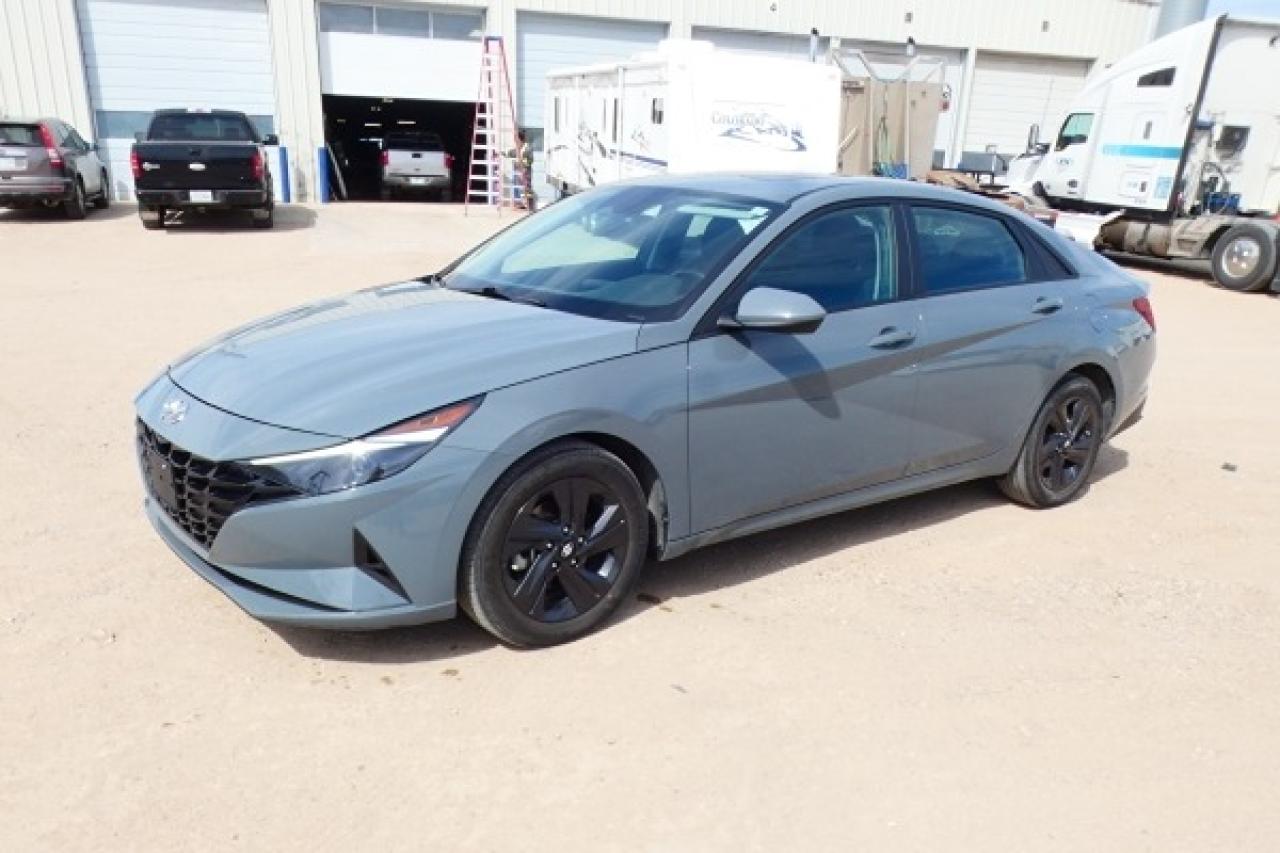 2022 Hyundai Elantra Preferred IVT w/Sun & Tech Pkg, Htd cloth, S/R,BUC - Photo #2