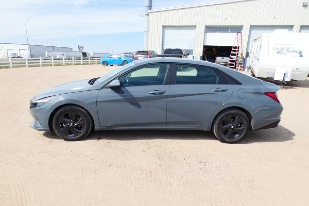 2022 Hyundai Elantra Preferred IVT w/Sun & Tech Pkg, Htd cloth, S/R,BUC - Photo #1