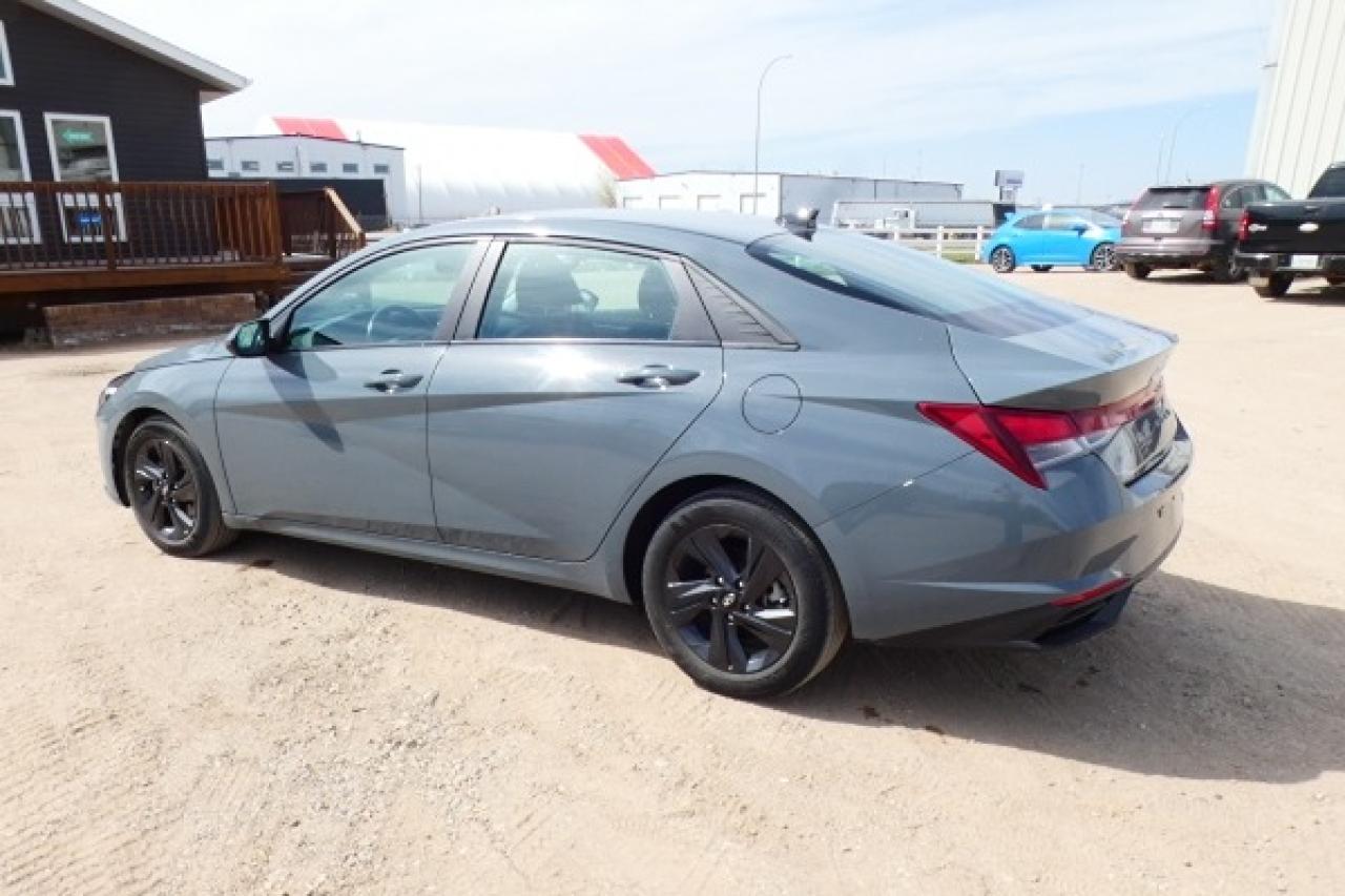 2022 Hyundai Elantra Preferred IVT w/Sun & Tech Pkg, Htd cloth, S/R,BUC - Photo #8