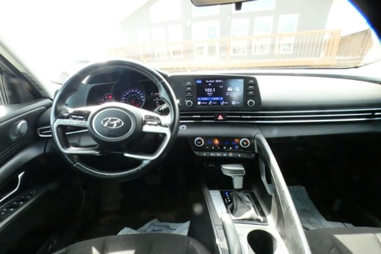 2022 Hyundai Elantra Preferred IVT w/Sun & Tech Pkg, Htd cloth, S/R,BUC - Photo #11